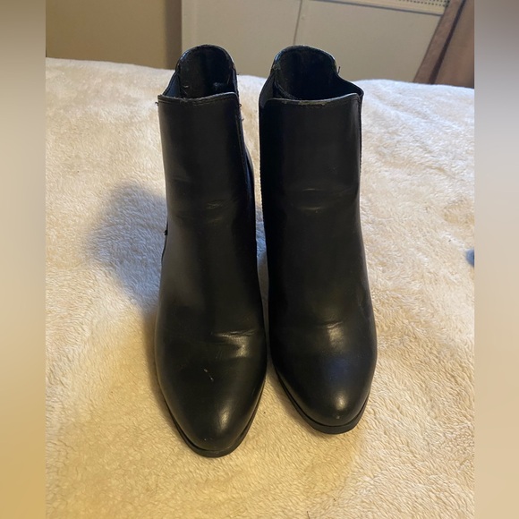 Pointed toe black booties - Picture 3 of 4